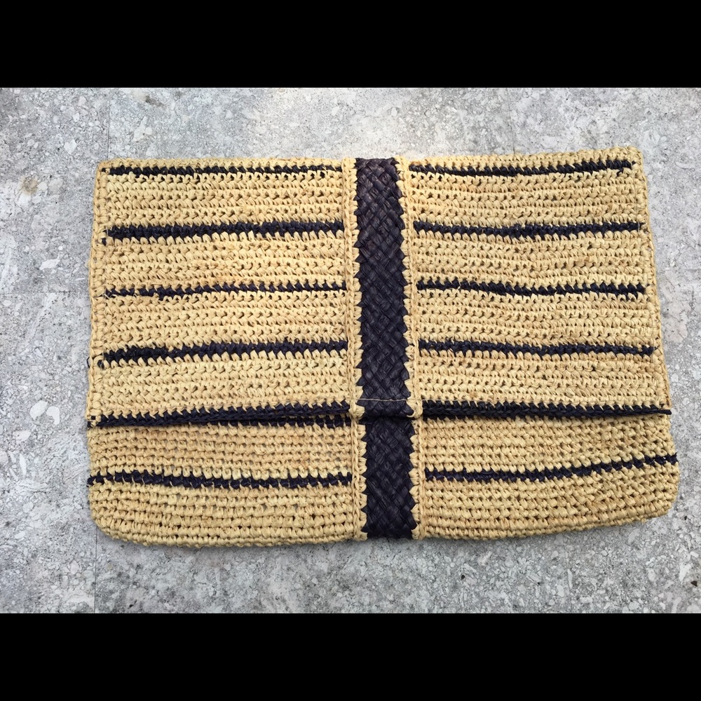 TOMMY BAHAMA STRAW CLUTCH LIKE NEW